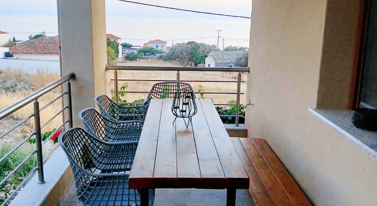 Fully equipped charming rental apartment with yard & patio | Close to the beach | Pets allowed — photo 3