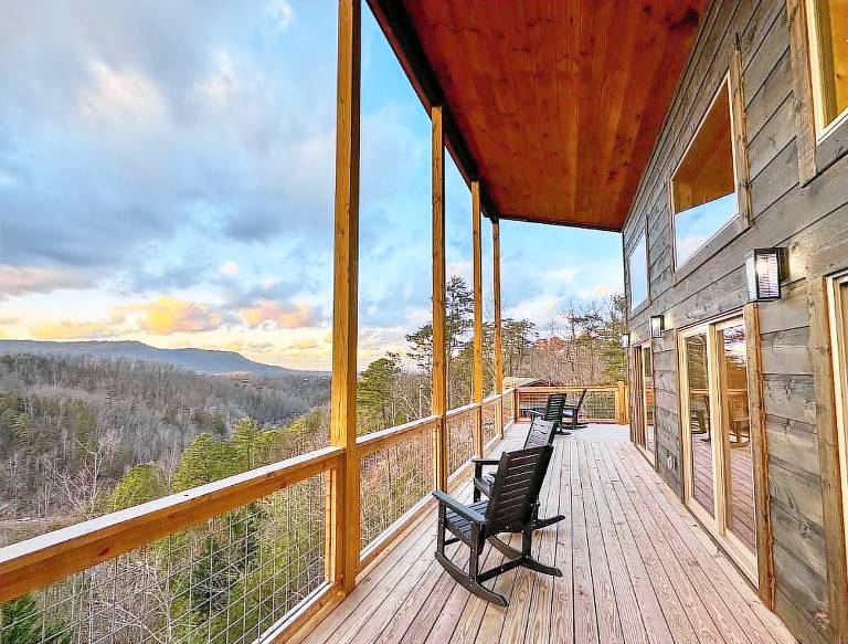 Cascades Escape – Luxury Cabin with Mountain Views, Game Room & Hot Tub — photo 4