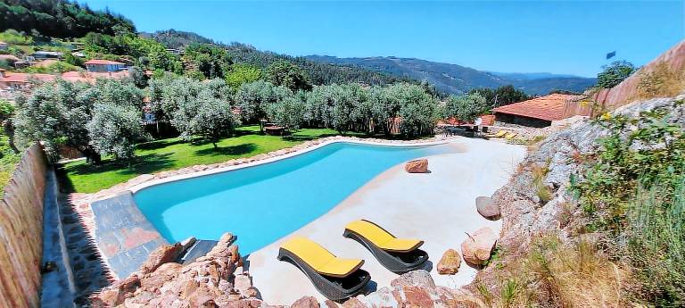 Villa with grill, garden & pool in Braga