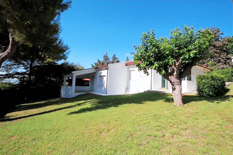 Villa with yard | Pets are welcome — photo 2