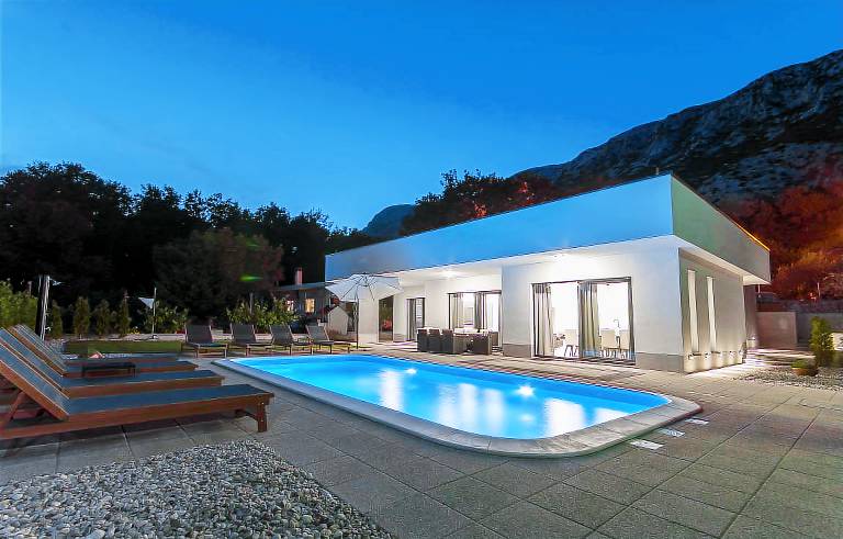 Vacation home with barbecue, private pool & yard | Mountain view in Omis