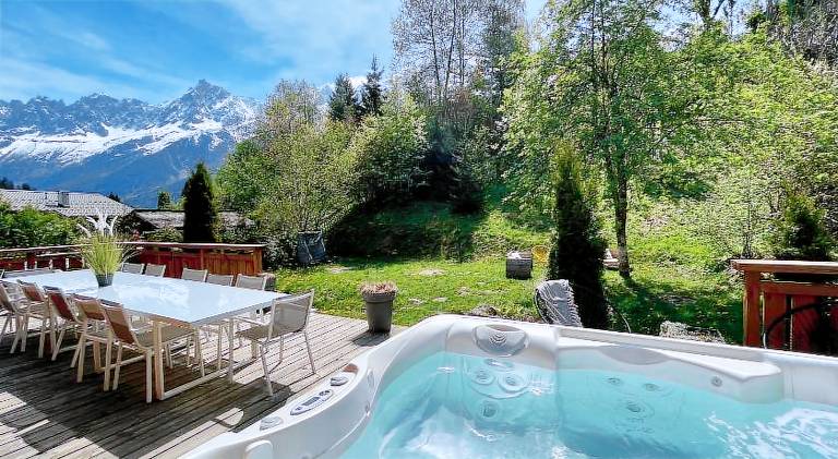 Chalet with hot tub — photo 3
