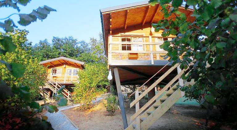 Vacation home with jacuzzi, patio & yard in La Morra