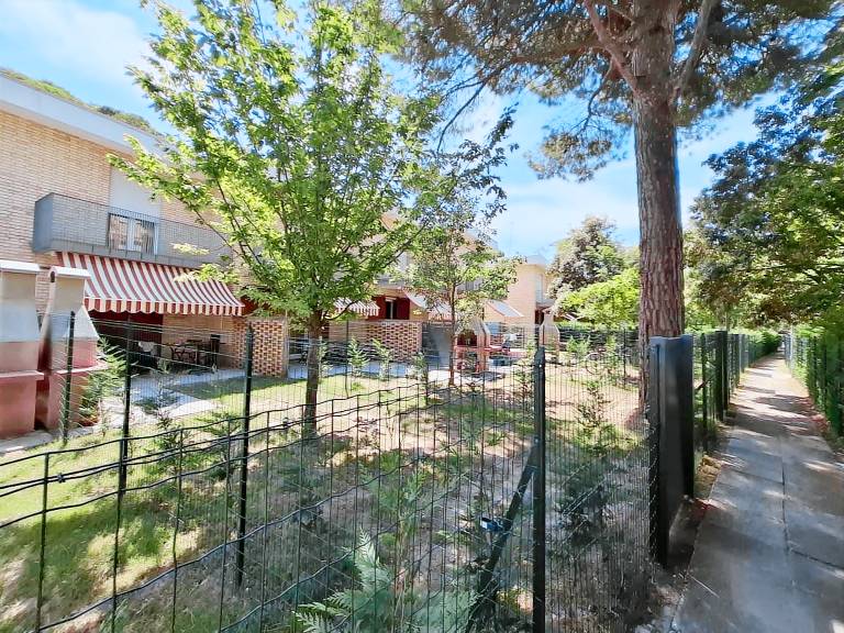 Villa with barbecue, yard & patio | Garden view — photo 2
