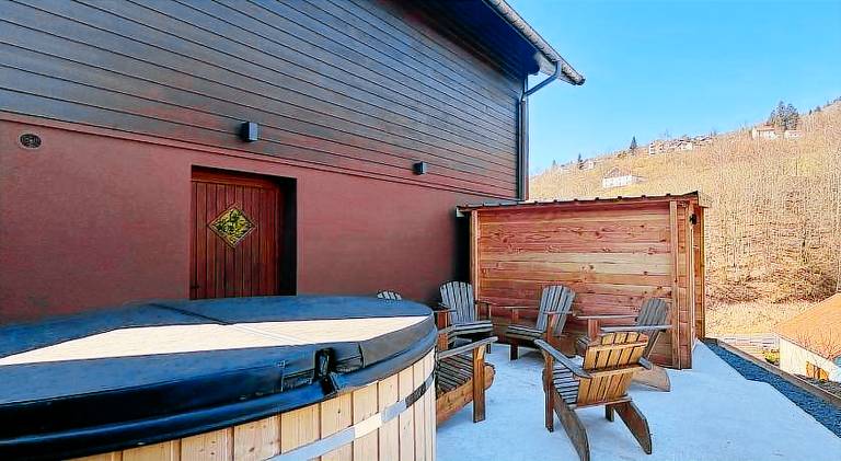Chalet with hot tub & sauna — photo 5