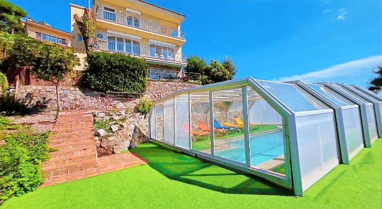 House with grill, garden & terrace in Santa Susanna