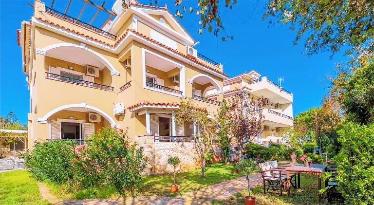 Serviced apartment with yard & patio in Zakynthos