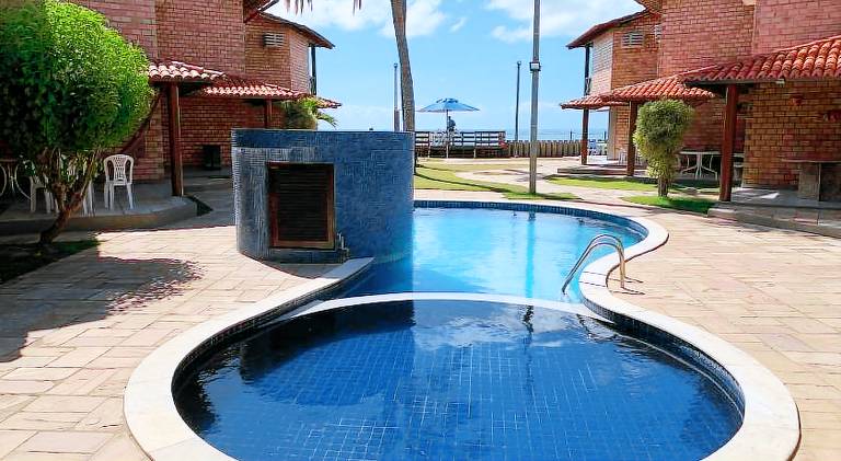 House with pool — photo 3