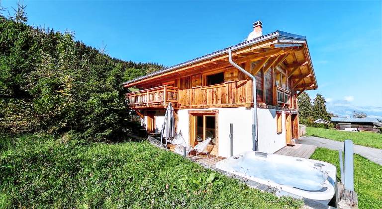 Chalet with hot tub — photo 2