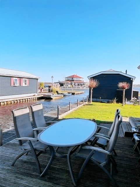 In one of the most beautiful spots in the village of Giethoorn, on the "Bovenwijde" and situated on spacious waterfront plots, the chalets offer comfort for all seasons. — photo 2