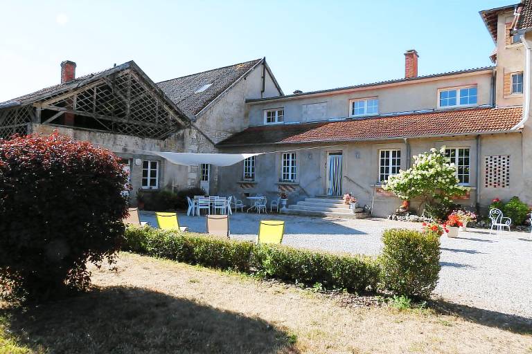 Gite with yard — photo 2