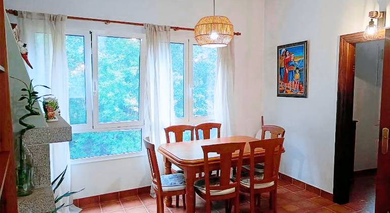 Vacation home with garden, jacuzzi & barbeque | Near Las Dos Marías | Good for workation | Dogs allowed in Santiago de Compostela