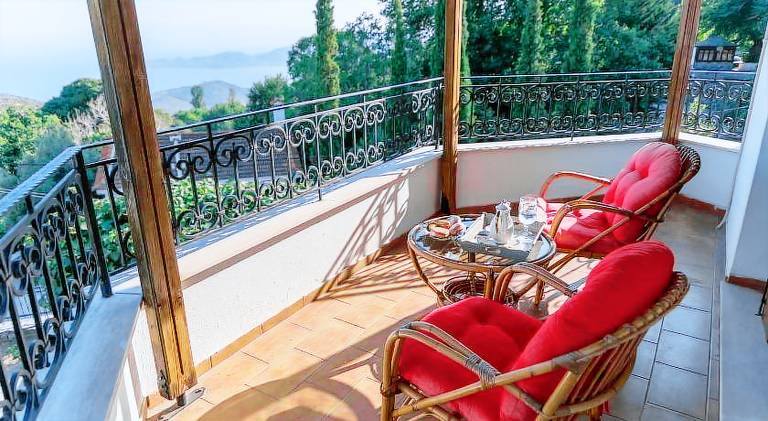 Vacation home with barbeque & patio | Perfect for remote work — photo 3