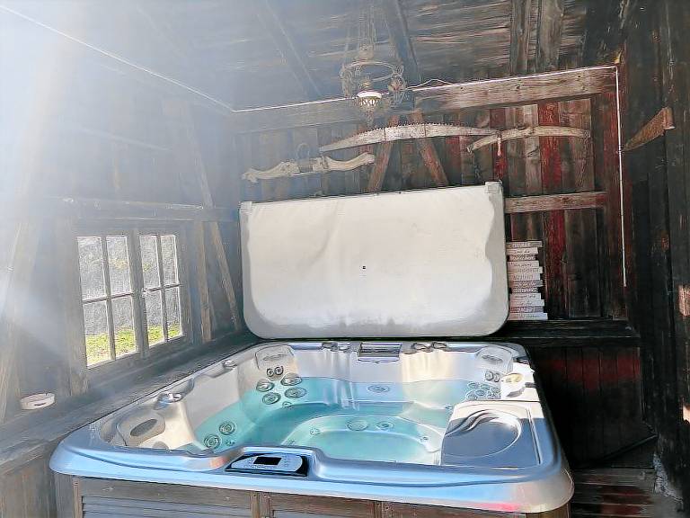 Family-oriented vacation home with yard, hot tub & barbeque | Mountain view | Dogs allowed — photo 3