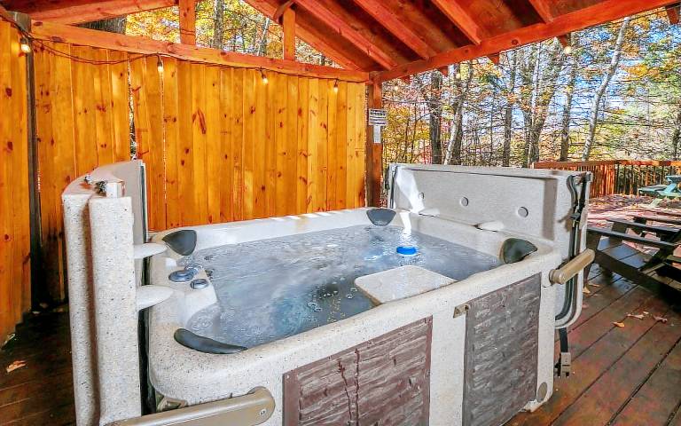 Sugar Hollow - Pet-friendly & Hot Tub in Gatlinburg, TN