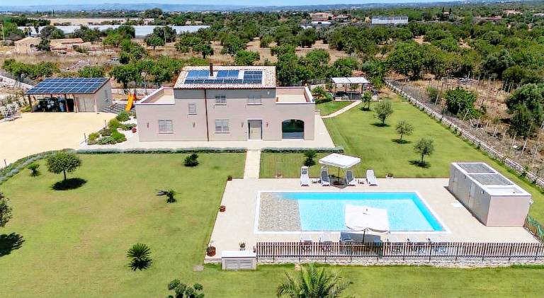 Villa with pool & jacuzzi — photo 4