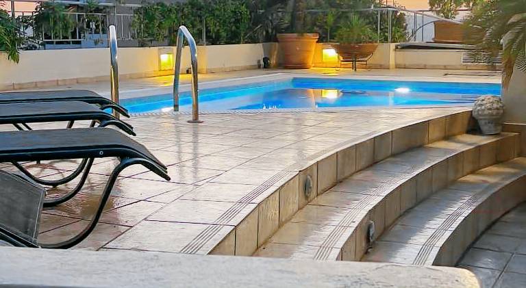 Apartment with jacuzzi & pool — photo 3