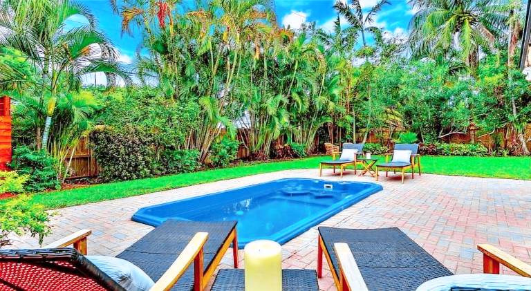 Villa with pool & hot tub — photo 4