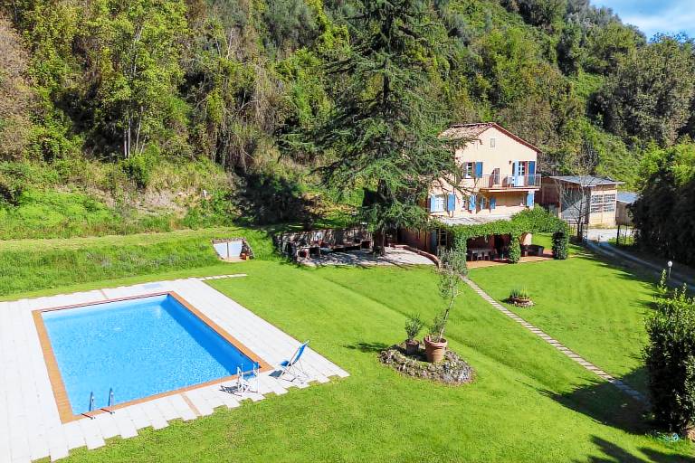 Family-friendly wonderful villa with BBQ, patio & garden | Dogs allowed in Camaiore