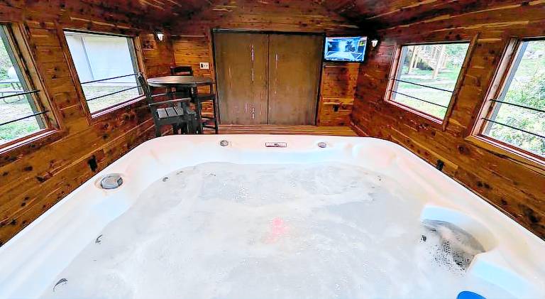 Vacation home with jacuzzi | Dogs allowed — photo 5