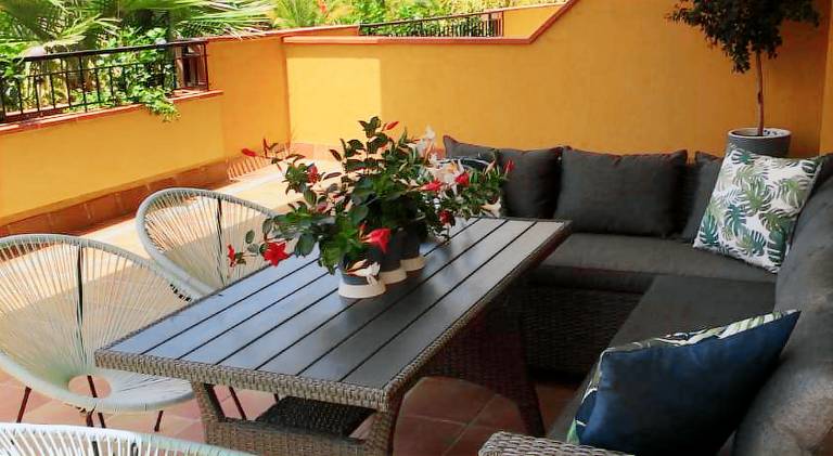 Rental apartment with private pool, patio & yard — photo 3