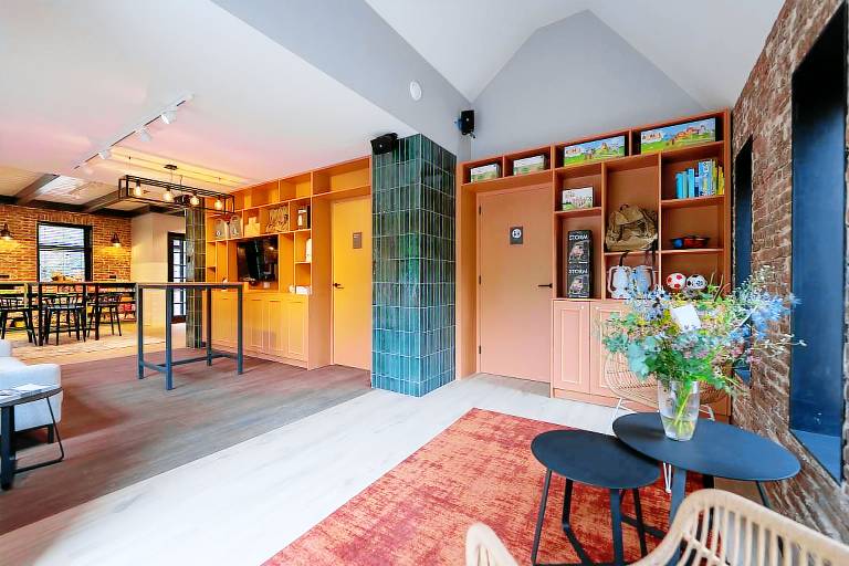 Lodge with terrace, garden & pool — photo 4