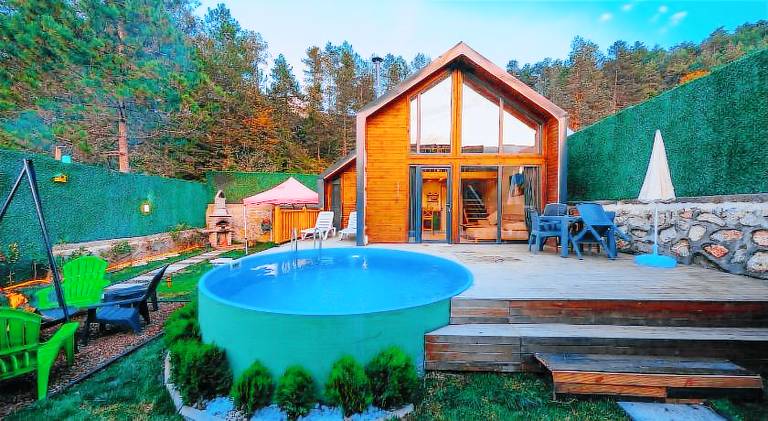 Lovely chalet with terrace, private pool & garden | Pets allowed — photo 3