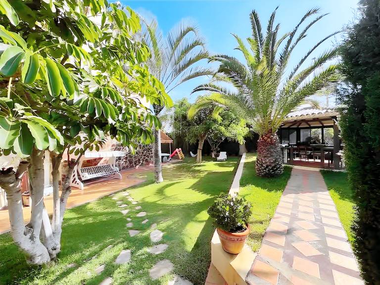House with garden, fast internet & jacuzzi | Garden view | Perfect for remote work — photo 2