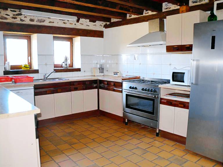 Renovated Farmhouse near 24H Le Mans with Large Yard & Volleyball Court — photo 4