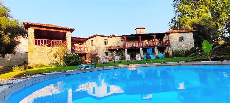 Fully equipped big vacation home with terrace, private pool & grill | Garden view | Pet-friendly in Braga