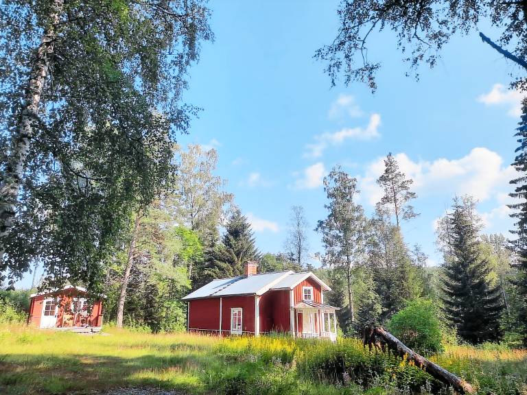 House with sauna, yard & patio in Örebro