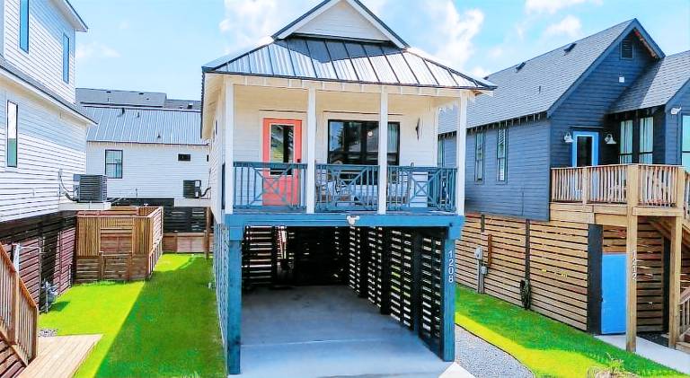 House with yard in Galveston, TX