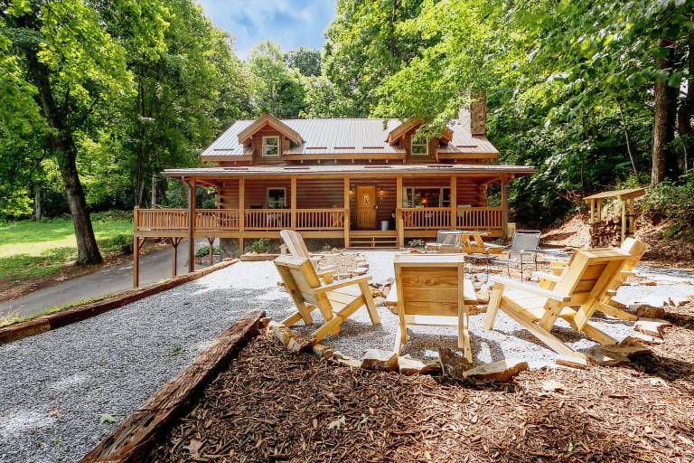Trailblazers Cabin Newly Renovated Log Cabin Mountain Views and Hot Tub in Wayne, NC