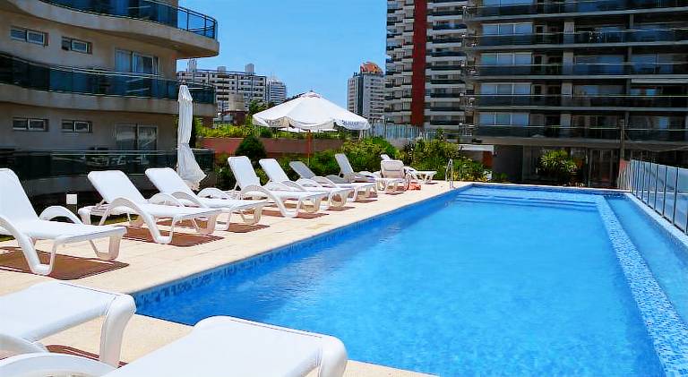 Apartment with pool, patio & grill | Beach nearby | Pets allowed — photo 4
