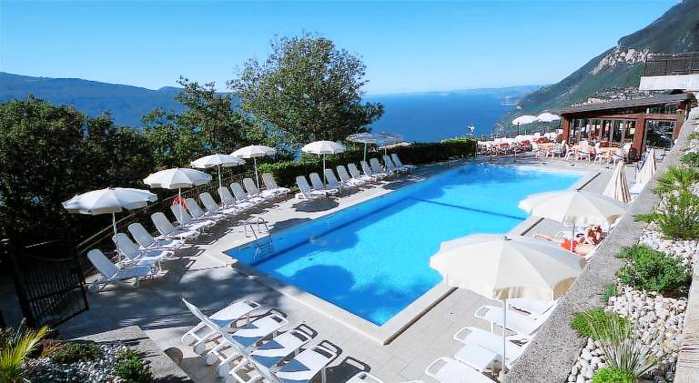 Serviced apartment with sauna, pool & yard | Pets allowed in Brenzone sul Garda