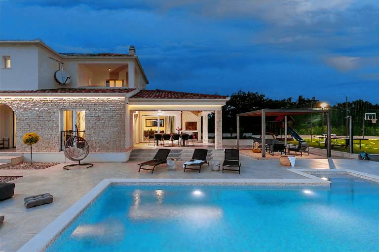 Villa with pool, yard & patio — photo 3