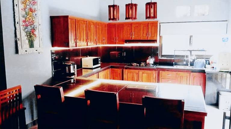 Villa with yard, barbecue & pool | Suitable for remote work | Pets allowed — photo 3