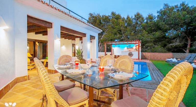 Villa with pool — photo 5