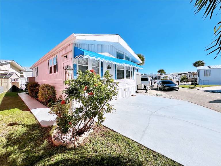 Adorable 2 bedroom 1 1/2 bath beach home — photo 2