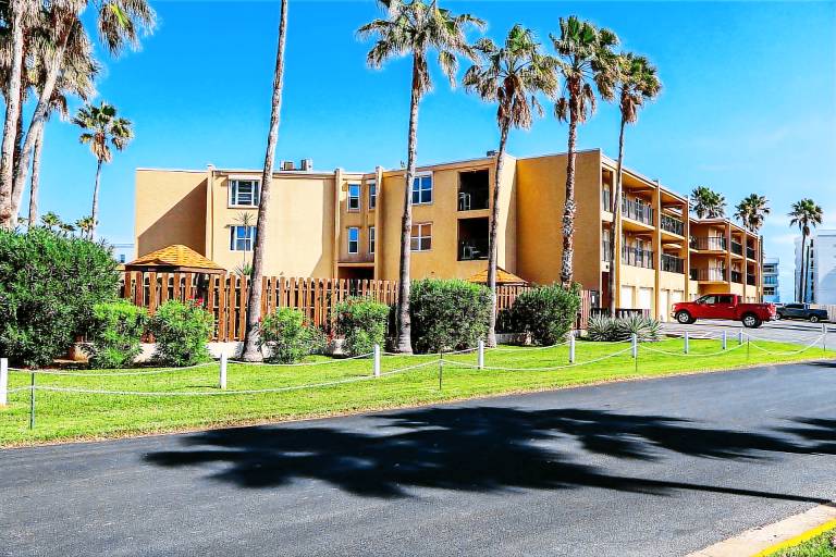 Fully equipped pleasant condo with pool & jacuzzi | Next to the beach | Pets are welcome — photo 2