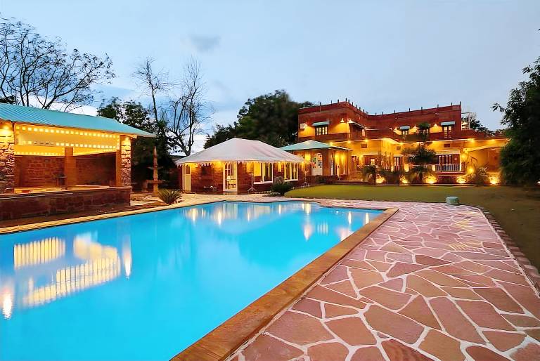 Villa with yard & pool — photo 3