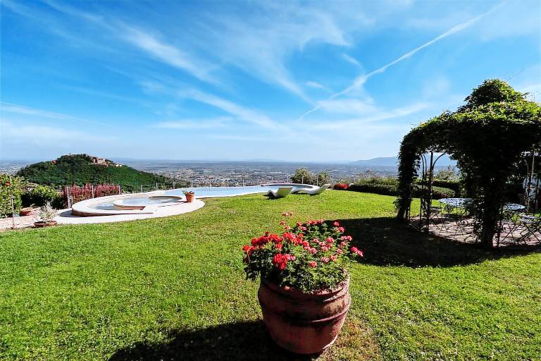 Villa with pool, yard & hot tub in Montecatini Terme