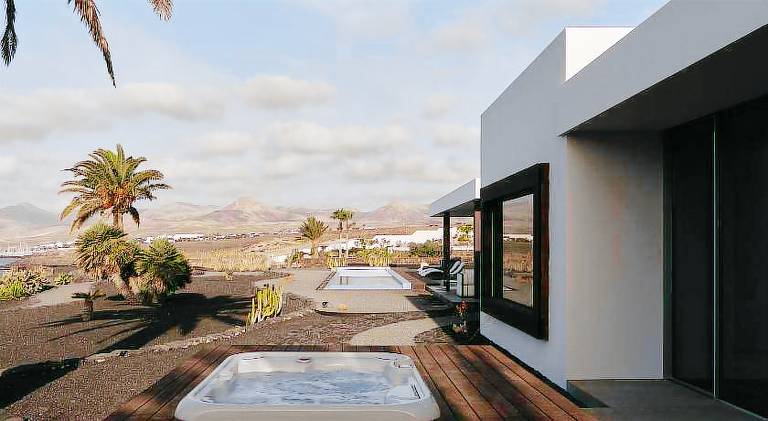 Villa with terrace, yard & grill — photo 2