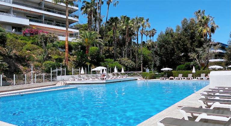 Apartment with private pool & yard in Mougins