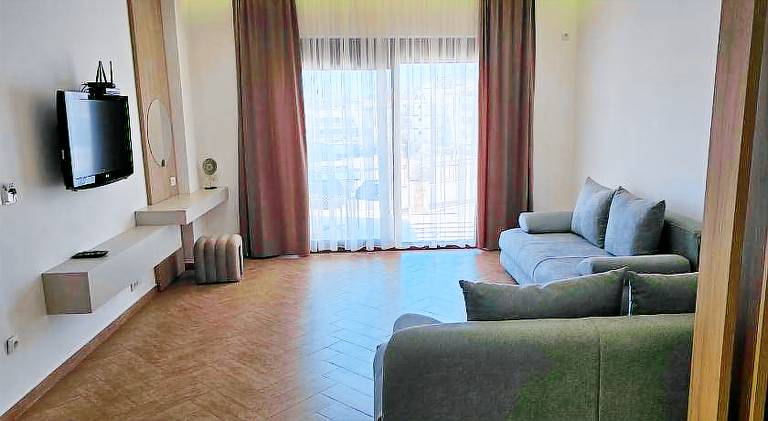 Beautiful rental apartment with yard, pool & hot tub | Good for workation | Pets allowed in Ulcinj