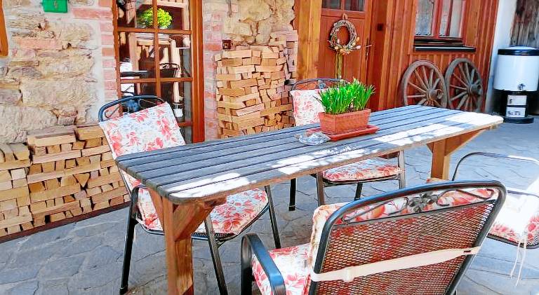 Holiday apartment with terrace & yard — photo 5