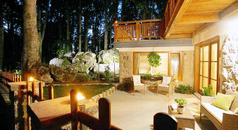 Chalet with grill, hot tub & patio — photo 2