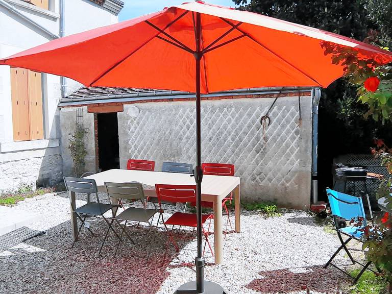 Cottage with yard & BBQ — photo 2
