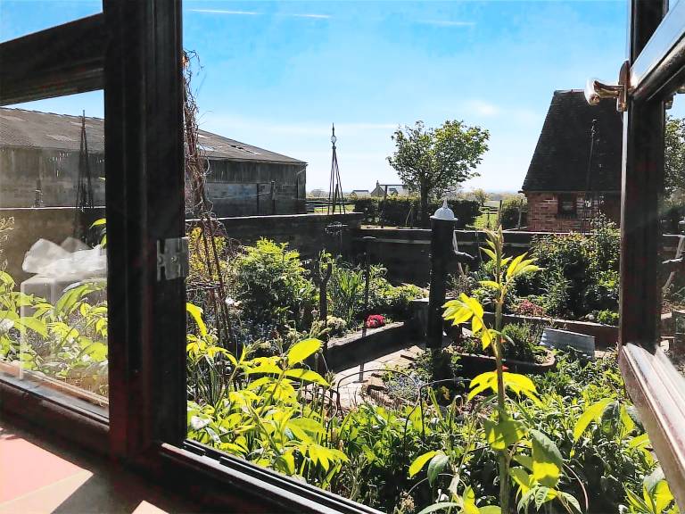 Family-oriented cottage with garden | Pet-friendly — photo 3