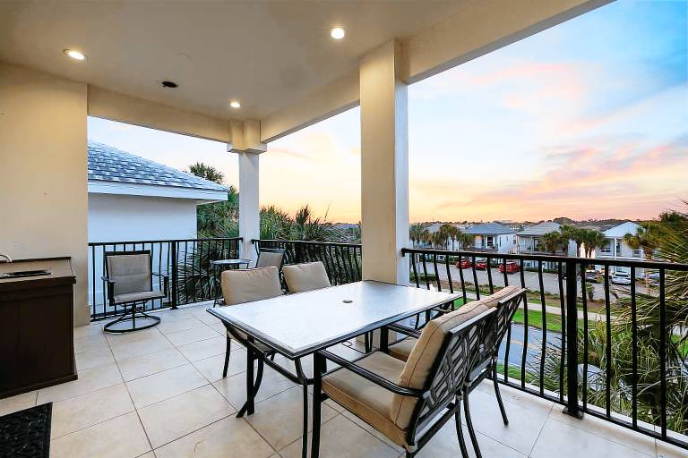 Vacation home with BBQ & private pool | Water view — photo 4